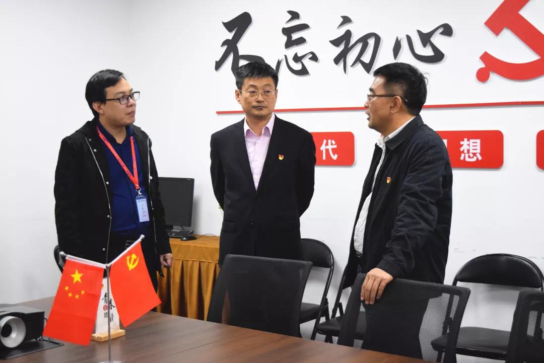 中共安陽市委網(wǎng)信辦主任路玉軍、副主任王曉萌等一行人蒞臨安陽青峰網(wǎng)絡指導工作